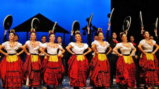 Wer jemals nach Mexico City fährt, sollte sich dieses tolle Folklore-Ballett nicht entgehen lassen...! Ein Schmaus fürs Auge und Ohr...
(im Palacio de Bellas Artes...)
...und um ehrlich zu sein - vermisst im Ballett haben wir die Tänze der Indianer...!