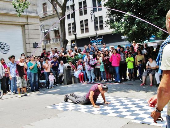 Nur unweit der Fussgängerzone finden wir eine kleine "Artistengruppe"...; die Jungs sind echt gut drauf und zeigen gekonnt Sprünge und/oder Seilspringen auf eine andere Art...