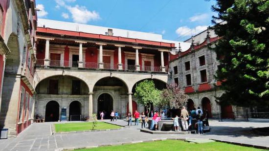 Der Weg führt uns weiter zum Museo Nacional de Cultura...; wir bestaunen Ausschnitte des vielfältigen kulturellen Schaffens aus verschiedenen Kontinenten...