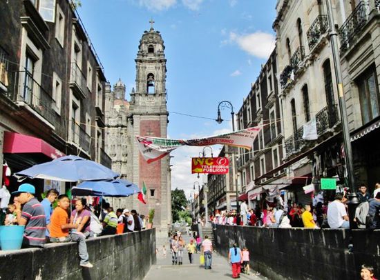 Unser Spaziergang geht weiter, uns fallen die vielen Leute auf, die vor den Geschäften warten...