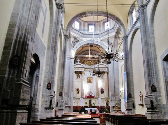 Zuerst besuchen wir die Kirche...; sie ist sehr schlicht gehalten und Reparaturen würden wohl auch dringend anstehen...