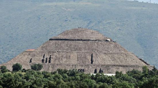 Die Sonnenpyramide ist die dritthöchste Pyramide der Welt...
(1. Cheopspyramide in Aegypten, 2. Pyramide in Cholula)