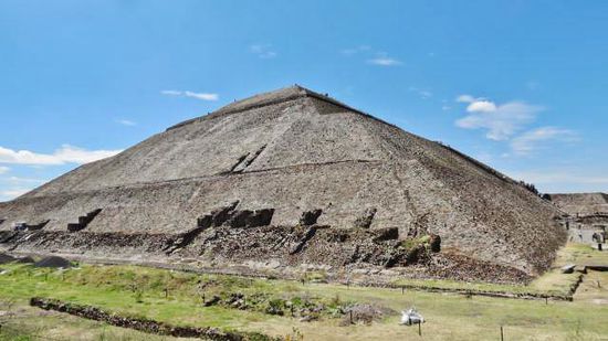 Nochmals die Sonnenpyramide aus Sicht der Nordseite...; jede Seite der Grundfläche misst 220 m...; heute ist sie gut 70 m hoch...; die Pyramide wurde um 100 n.Chr. aus 3 Mio. Tonnen Steinen zusammengesetzt - und zwar ohne Hilfe von Metallwerkzeugen, Lasttieren oder Rädern...! Welch grossartige Leistung...!