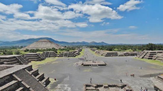 Der Pyramidenvorplatz mit den Tempelplattformen und die Strasse de los Muertes...