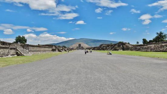 Die Calzada de los Muertes...; den Bewohnern muss diese Strasse unvergleichlich erschienen sein, sie erlebten die Gebäude in bestem Zustand...; 2 km lang wird die von den früheren Palästen der Elite Teotihuacáns und von andern bedeutenden Bauwerken flankiert. Am südlichen Ende die Ciudadela und am nördlichen die Mondpyramide...