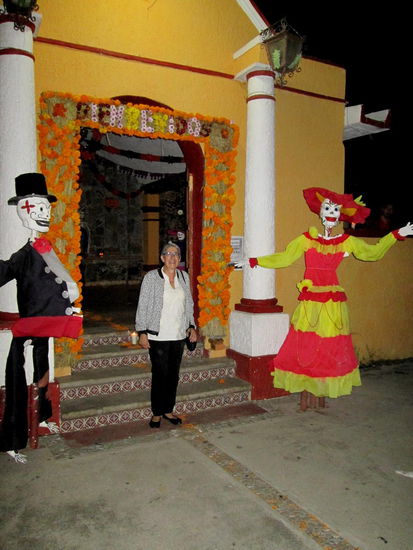 Am "Dia de los Muertos" sind wir - zusammen mit Vreny und Maurus - eingeladen bei Edith und René... Herzlichen Dank, dass wir mitkommen durften sowie für die feine Bewirtung...