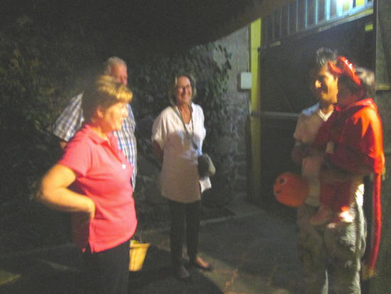 Immer wieder läutet es an der Haustür; ... hier vermischt sich der amerikanische Halloween mit der mexikanischen Tradition... Kinder erwarten Süssigkeiten...