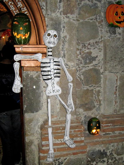 Wir gehen hinaus in die Nacht...;  es sind sehr viele Menschen unterwegs...