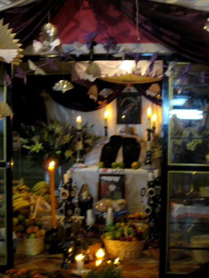 So wird an die Toten gedacht...! 
Im vorderen Teil werden Früchte, Bier, Cola... - was der Verstorbene gerne gegessen und getrunken hatte... aufgestellt 
- im hinteren Teil wird ähnlich einem Katafalk "der Verstorbene" erneut aufgebahrt...!
Im Hof des Hauses werden die Besucher bewirtet...