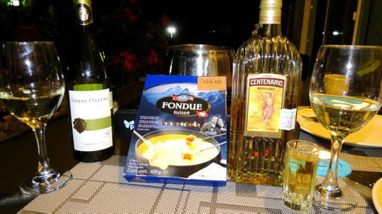 "Very international".... - Fondue "Emmi" Schweiz, Weisswein aus Argentinien, Tequila natürlich aus Mexico...