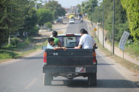 Auch wir sind auf Familienausflug, allerdings nicht wie hier auf dem Bild...; solche Personentransporte sind hier in Mexico gang und gäbe...