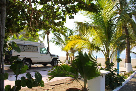 Im Hintergrund der Strand des Pazifiks...