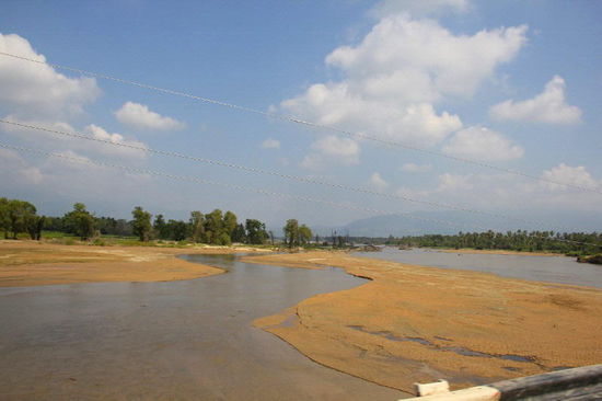 ...und überqueren grosse Flüsse...; die Sandbänke zeigen an, mit welcher Kraft hier Geschiebe von den Bergtälern Richtung Meer befördert wird...