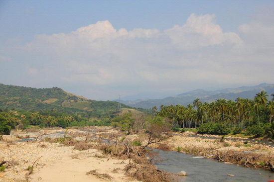 Erneut ein Fluss mit Folgeschäden der Hurricains...; was sich jetzt noch als "vernarbte Wunden" des Unwetters darstellt, zeigt die Kraft des Wassers...! Leider mussten wir auch weitaus grössere Schäden ansehen, - wie eingerissene Brücken oder eingestürzte Häuser...
