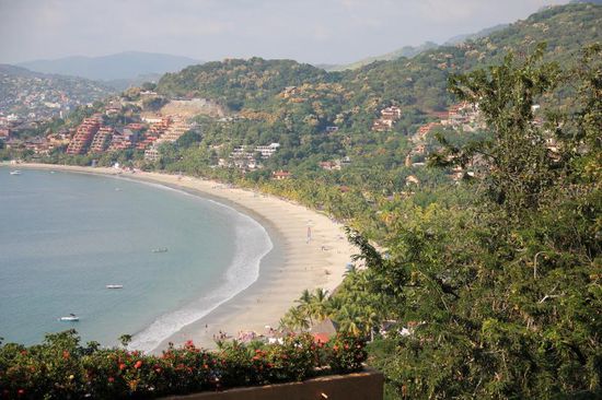 Wir sind nicht geflogen - aber hier befinden wir uns bereits hoch über Zihuatanejo...; wunderschön der Anblick über den weiten Sandstrand...
