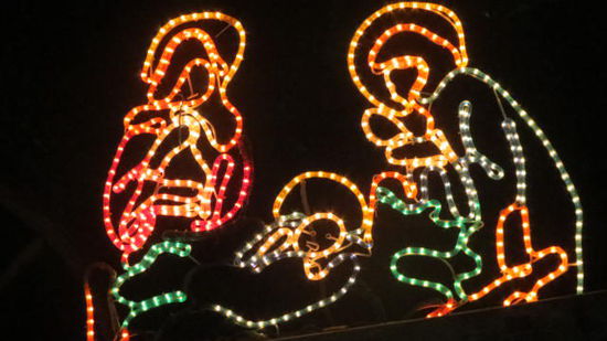 Glitzernde Lichterketten verkünden das Herannahen von Weihnachten...