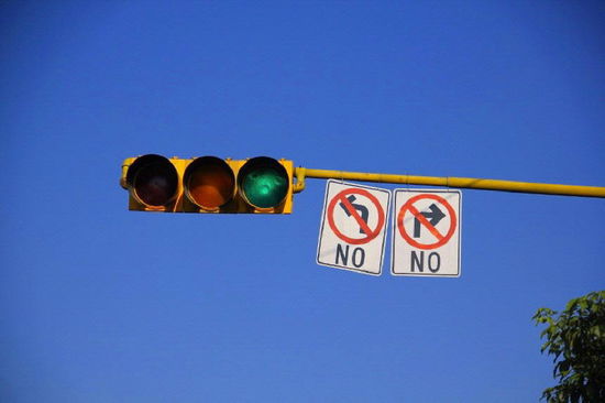 In einer Stadt gibt es eine neue Verkehrszeichenkunde...! - damit herrscht wirklich Klarheit...