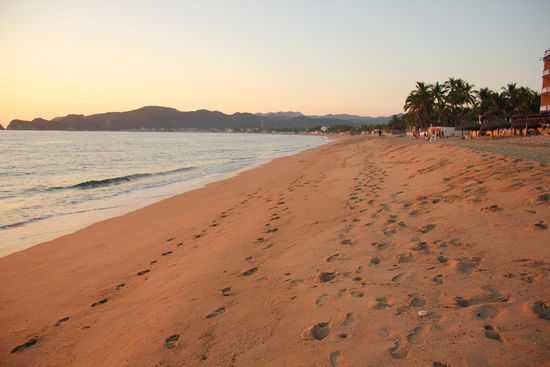 Der einsame Strand nach rechts...