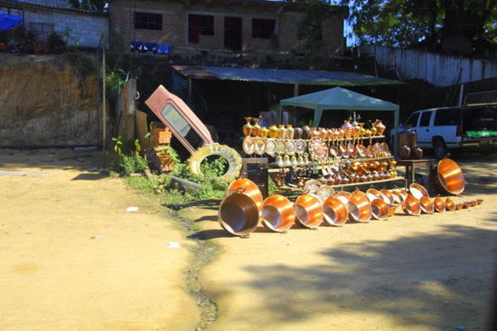 Beim Verlassen des Ortes Sayulita entdecken wir verschiedene Geschäfte kunsthandwerklicher Natur...