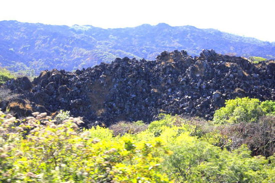 Plötzlich tauchen am Strassenrand wieder Lavafelder auf...; wir sind in einem Vulkangebiet...
