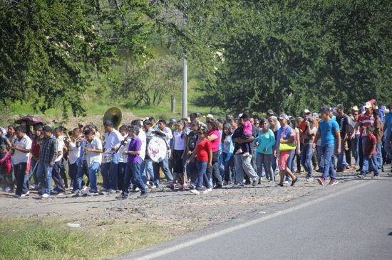 Wir können nicht klar erkennen, worum es sich handelt...; vielleicht eine Demo...? eine Beerdigung...?