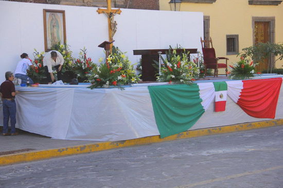 Hier wird im Freien ein Altar für das Fest "Maria Virjen de Guadalupe" vorbereitet...