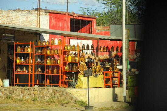 Nach reichlichem Einkauf verlassen wir die Stadt Tequila...; man könnte hier zwar Brennereien besichtigen und vermutlich reichlich degustieren...; dies ist aber nicht in unserem Sinne...