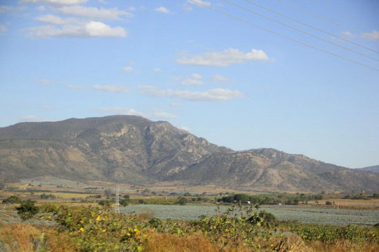 Am kleinen See Atonilco finden wir einen hübschen CP...; die meisten hier auf dem CP sind Kanadier, die hier den Winter verbringen...; unser schnuckeliges WoMo Leomobil zieht die Leute an und schnell sind wir mit Verschiedenen im Gespräch...; natürlich staunen sie, wie wir in so einem kleinen Gefährt eine so lange Reise unternehmen können...