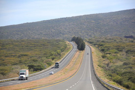 Die Millionen-Stadt Guadalajara umfahren wir so gut es geht und schon bald befinden wir uns wieder auf der offenen Autobahn...