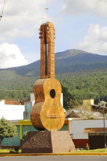 Das Purécheba-Städtchen Paracho ist berühmt für hochwertige Saiteninstrumente...; anfangs August findet hier die "nationale Gitarrenmesse" statt mit Musik, Tanz und diversen Ausstellungen...; nicht nur Gitarren werden hergestellt, sondern auch Geigen, Cellos etc....