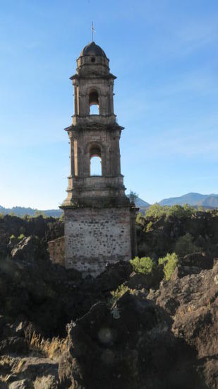 Der Kirchturm inmitten des Lavafeldes...