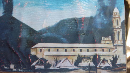 Er zeigt uns Fotos, wie die Kirche früher ausgesehen hatte und gibt uns auch die Erlaubnis, diese zu fotografieren...