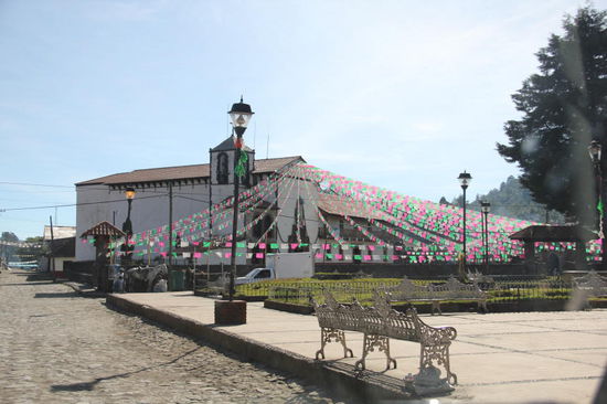 Die Iglesia de Santiago Apostol auf der Hauptplaza...