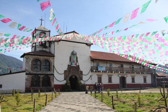 Die Kirche aus dem 16. Jh. ...