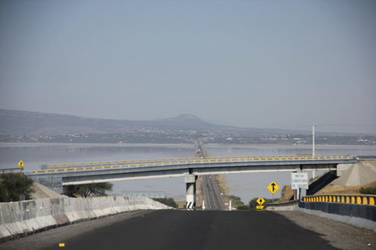 Leider reicht uns die Zeit diesmal nicht, Morelia zu besichtigen...; wir "tauchen" hinunter auf den Damm des Cuitzeo-Sees...