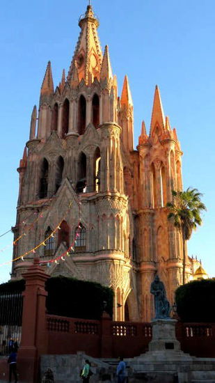 La Paroquia de San Miguel Arcángel...