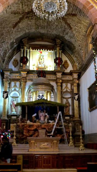 In der Kirche wird die Krippe aufgebaut...