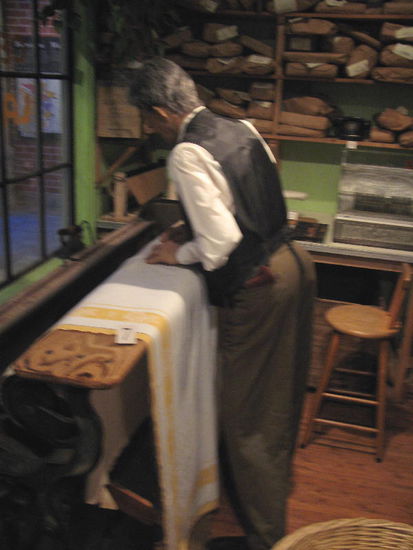 In der Schneiderei...