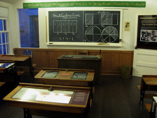 Im damaligen Schulzimmer...