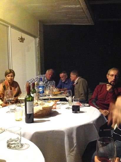 Angenehme Temperaturen - die Runde hat sich wieder ins Freie verzogen...