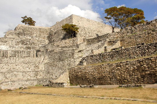 Das gehörte damals vermutlich auch zu den Sportarten - "Steine schleppen"....