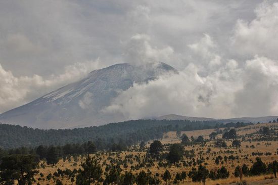 ...sowie den Popocatépetl...; dieser Vulkan speit immer wieder Asche aus...