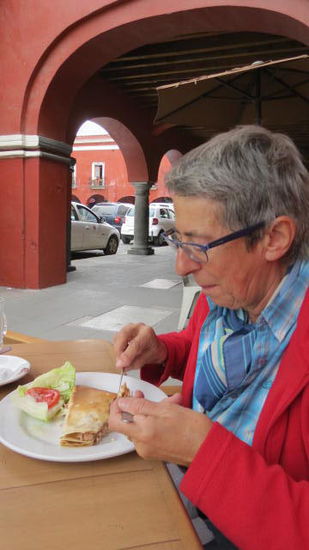 Vor dem Stadtrundgang braucht Kathrin ein richtige Stärkung...