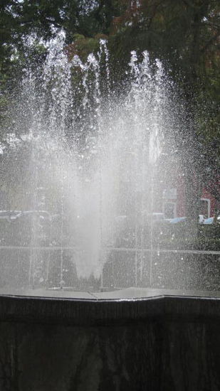...mit seinen plätschernden Springbrunnen...