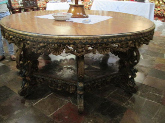 Der Tisch ist ohne Schrauben und Nägel verarbeitet...