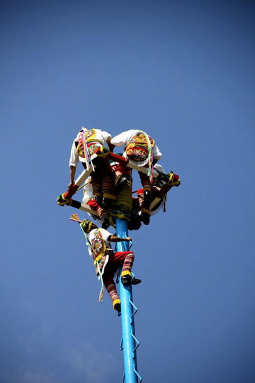 Als Letzter besteigt der Flötenspieler den 25 m hohen Masten...