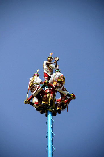 Nun beginnt der Flötenspieler sein Spiel und trommelt dazu...