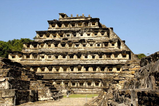 Die 25 m hohe Nischenpyramide...