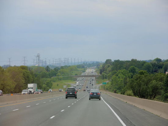Dreispurige Autobahn Richtung Toronto...; erlaubt 100 km/h...; es wird sehr rücksichtsvoll gefahren...; bei Tempoüberschreitung von 50 km/h ist die Höchstrafe $ 10'000.- ... und Kontrollen gibt es praktisch  keine...