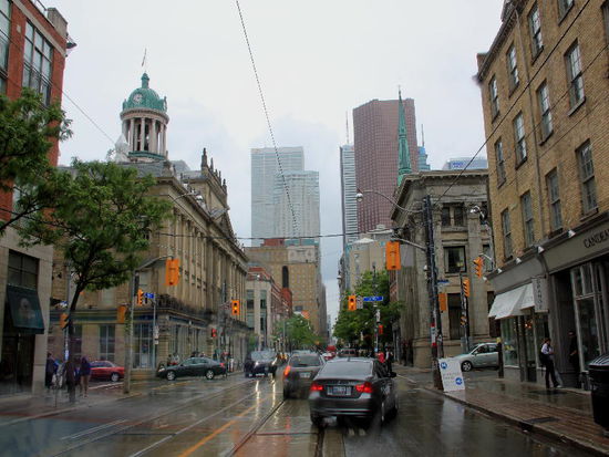 Rund 15 km fahren wir durch eine praktisch schnurgerade Strasse Richtung Zentrum...; ach so - regnen tut's auch noch...